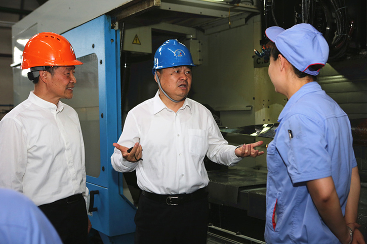 郝鹏与Z6人生就是博集团一线生产职员深入交流